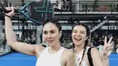 Wulan Guritno dan Shalom juga turut meramaikan pertandingan Bestie Cup. Keduanya mengenakan bra top dengan tenis skirt, lengkap dengan tatanan rambut yang kompak.