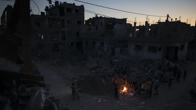 Ketika Warga Gaza Menghabiskan Malam di Puing-puing Rumahnya