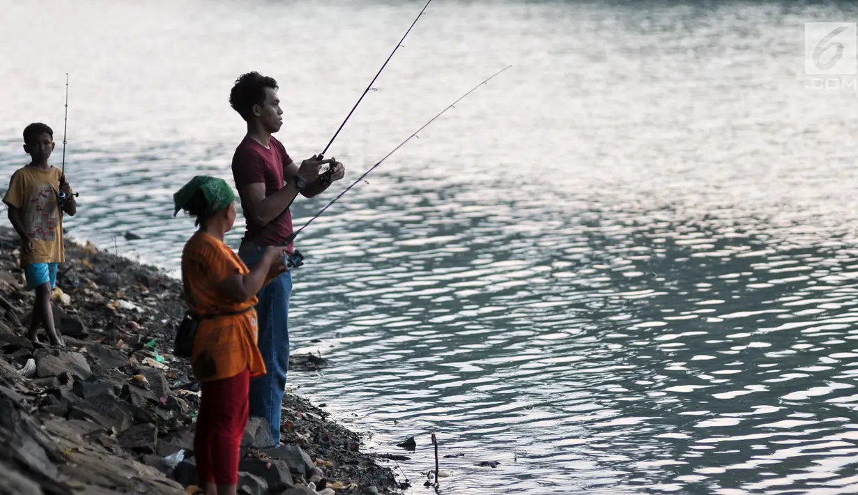 Warga memancing ikan di Danau Setu Babakan di Jagakarsa, Jakarta, Minggu (11/6). Memancing menjadi kegiatan warga sekitar Setu untuk mengisi waktu Ngabuburit. (Liputan6.com/Yoppy Renato)