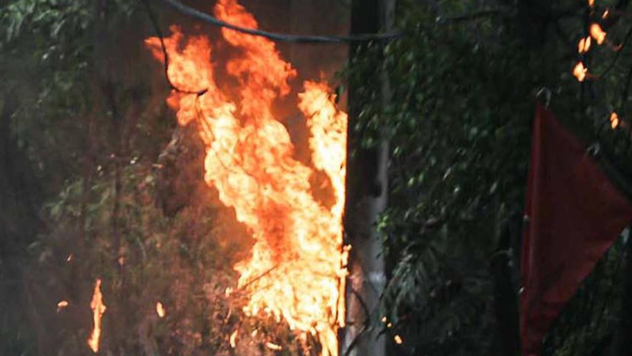FOTO: Ngeri, Tiang Listrik di Menteng Tiba-Tiba Terbakar Saat Hujan Deras