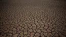 Tanah di dasar waduk Guadalteba mengalami retak-retak akibat kekeringan saat gelombang panas melanda wilayah Los Campillos di Spanyol, Rabu (9/8). Eropa tengah dilanda gelombang panas Lucifer yang suhunya mencapai 40 derajat Celsius (JORGE GUERRERO / AFP)