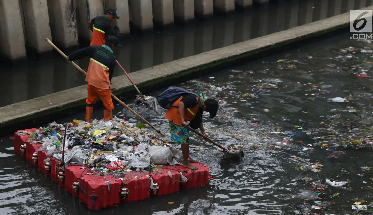 Petugas UPK Badan Air Dinas Lingkungan Hidup DKI Jakarta mengangkut ceceran sampah di Kali Cideng, Jakarta, Jumat (9/11). Pembersihan untuk mencegah terjadinya penumpukan sampah saat musim hujan di Jakarta. (Liputan6.com/Helmi Fithriansyah)