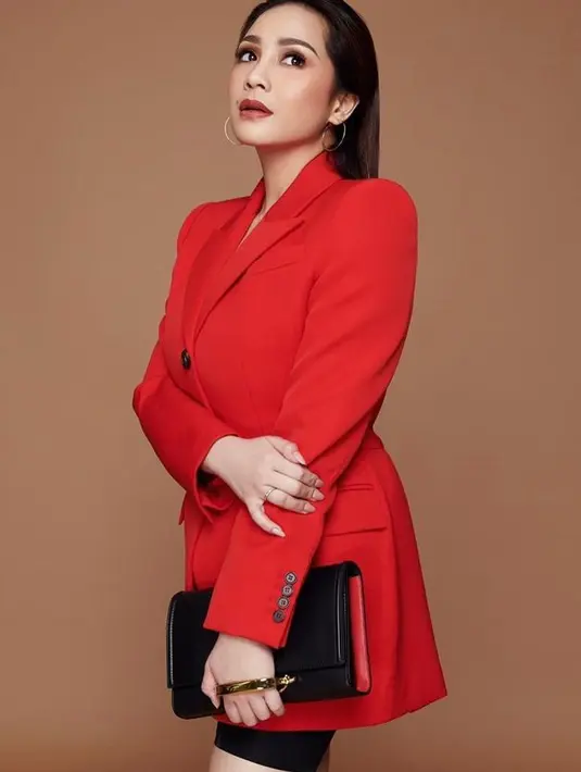 Nagita Slavina tampil dengan gaya makeup bold. Dia mengenakan riasan mata nuansa cokelat dan lipstik selaras. Shading pada tulang pipi memberikan efek wajah tegas dan powerful. (Instagram/raffinagita1717).