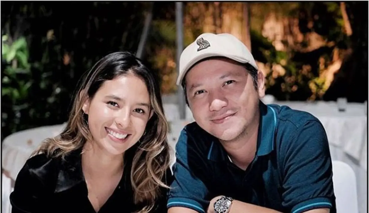 Ayah Gempita Nora Marten ini bahkan pernah menunjukkan kedekatan dengan putri Susi Pudjiastuti, Nadine. Potret keduanya terlihat kompak. Kendati demikian, putri mantan Menteri Kelautan dan Perikanan itu menegaskan Nadine tidak berpacaran dengan Gading. (Liputan6.com/IG/@gadiing)