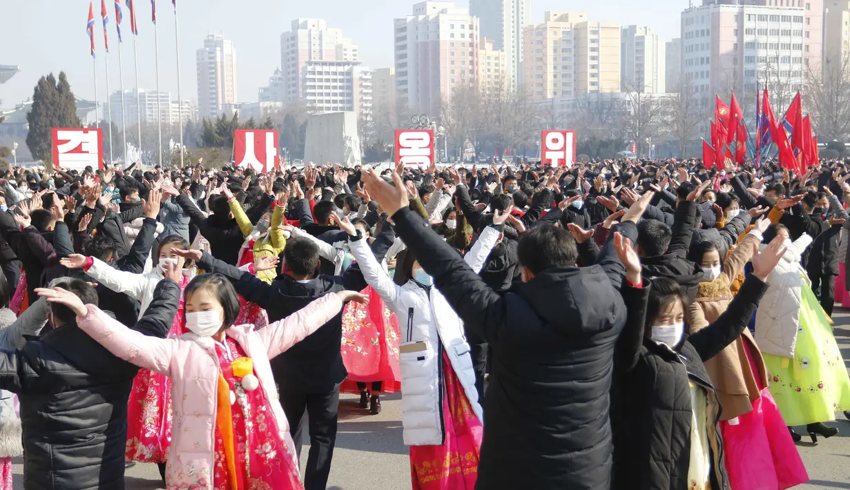 Siswa menari selama perayaan ulang tahun ke-74 berdirinya Tentara Rakyat Korea di alun-alun Stadion Indoor Pyongyang di Pyongyang, Korea Utara, Selasa (8/2/2022).  (AP Photo/Cha Song Ho)