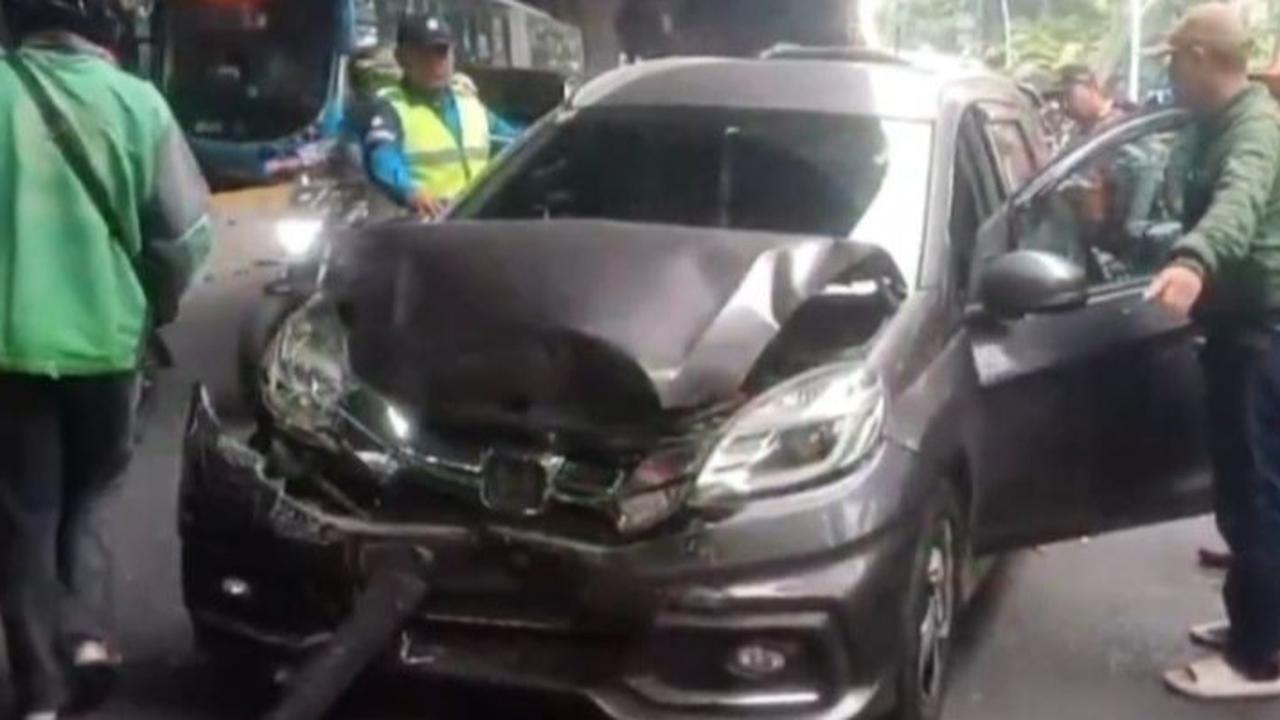 Terungkap, Ini Penyebab Mobil Dinas Ngebut Tabrak 7 Kendaraan Antre di Lampu Merah Jaktim