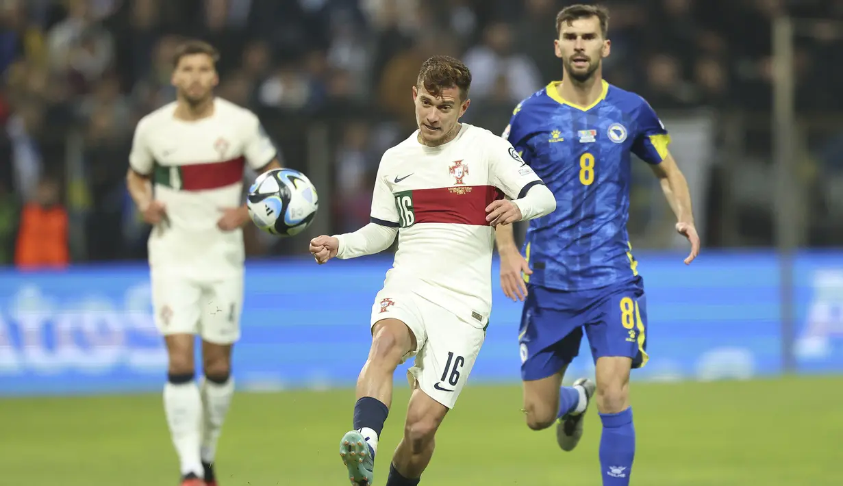 Bek Timnas Portugal, Goncalo Inacio mengontrol bola di depan gelandang Bosnia Herzegovina, Amar Rahmanovic pada laga lanjutan Grup J Kualifikasi Euro 2024 di Stadion Bellino Polje, Selasa (17/10/2023) dini hari WIB. (AP Photo/Armin Durgut)