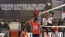 Pertandingan antara tim voli Kopassus melawan Bandung Tectona pada ajang Danjen Kopassus BNI 46 Volley Ball Tournament di Gedung Nanggala Markas Kopassus, Cijantung, Jakarta, Minggu (2/4). Kopassus menang 3-2. (Liputan6.com/Helmi Afandi)