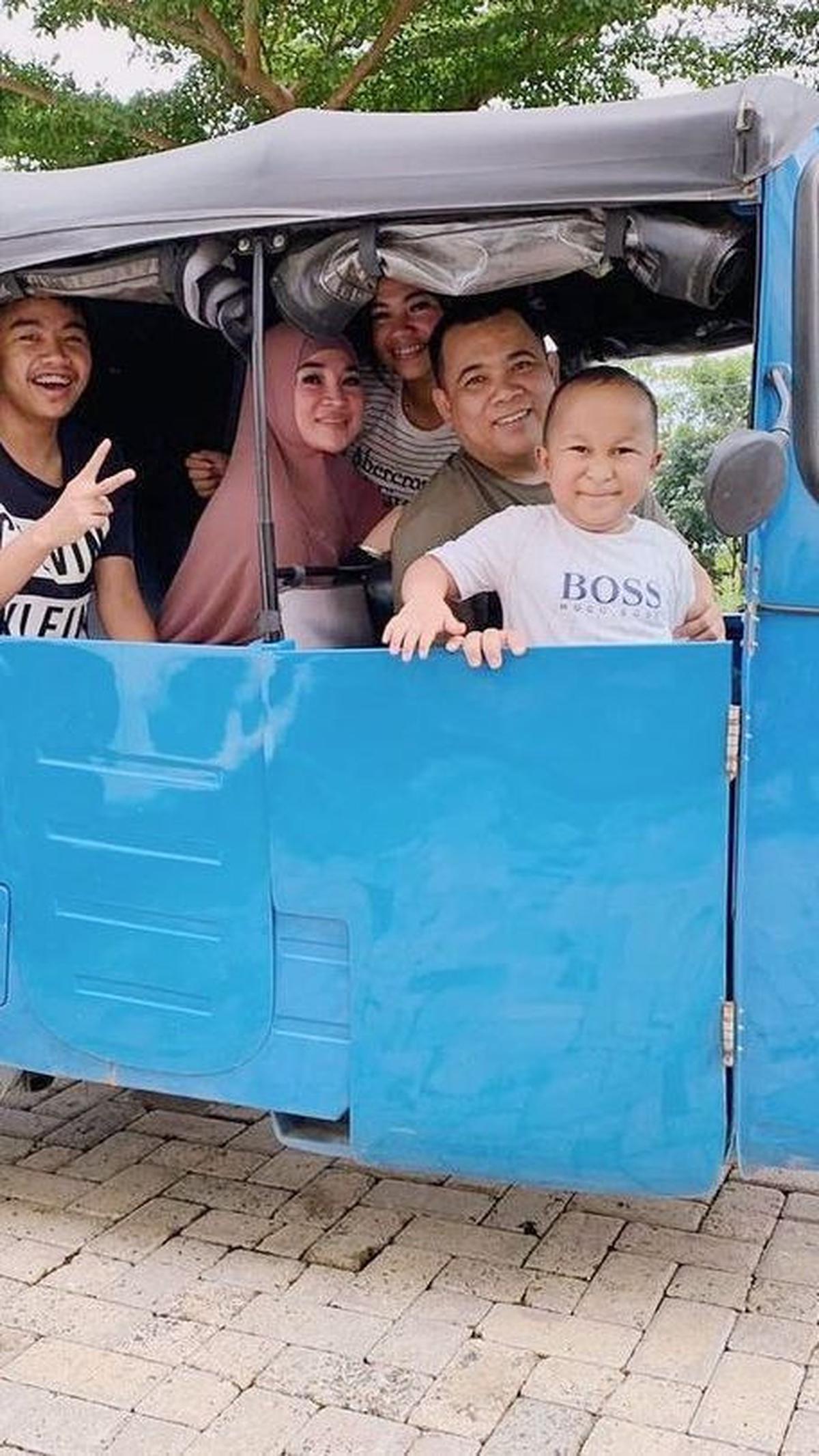 Sosok Haji Isam memiliki dua orang anak, bernama Liana Jhonlin dan Jhony Saputra. Ini potret kebersamaan keluarga ini.