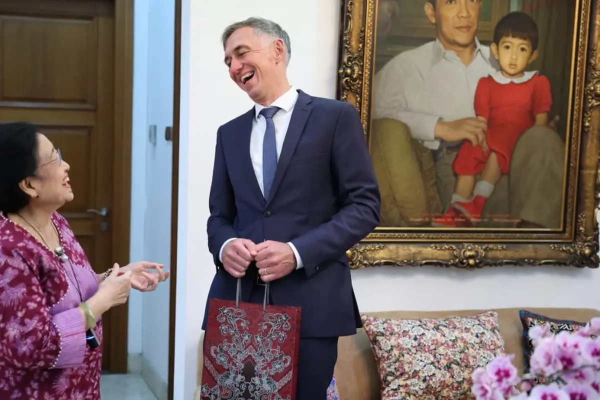Presiden Ke-5 Indonesia, yang juga Ketua Umum PDIP Megawati Soekarnoputri, menerima kunjungan dari Duta Besar Jerman untuk Indonesia Ralf Beste di kediamannya, Menteng, Jakarta.