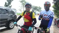 Dua warga Jakarta Barat, Ericko (50) dan Munhari (60) memilih pulang kampung ke Yogyakarta dengan menggowes sepeda. (Liputan6.com/Abramena)