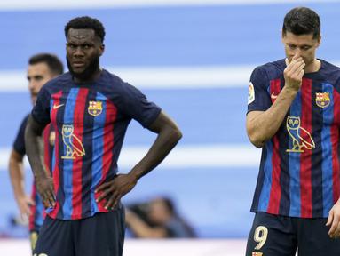 Laga yang mempertemukan dua klub tersukses di Liga Spanyol yang lazim disebut dengan istilah El Clasico teranyar menjadi milik Real Madrid. Laga yang tersaji di pekan ke-9 musim 2022/2023 dan menjadi debut striker anyar Barcelona, Robert Lewandowski di El Clasico tersebut dimenangi Los Blancos yang bertindak sebagai tuan rumah dengan skor 3-1, Minggu (16/10/2022) malam WIB. (AP/Manu Fernandez)