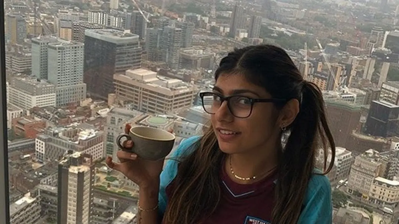 Mia Khalifa dengan Jersey West Ham