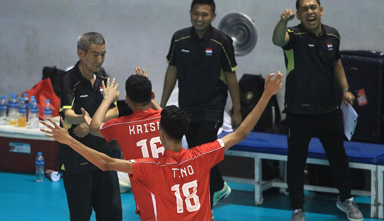 <p>Selebrasi pemain Timnas voli putra Indonesia U-20, Krisna bersama pelatih Li Qiujiang setelah mencetak angka saat menghadapi India pada laga perempatfinal Kejuaraan Bola Voli Asia Putra AVC U-20 2024 di Jawa Pos Arena Surabaya, Sabtu (27/7/2024) malam. Timnas voli putra Indonesia U-20 menang 3-1 (25-20, 25-23, 16-25 dan 25-18). (Dok. PBVSI)</p>