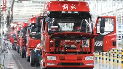 Kendaraan menunggu proses perakitan di pabrik milik First Automotive Works (FAW) Group Co., Ltd. di Changchun pada 23 September 2020. FAW, produsen otomotif terkemuka di China, menjual 2.656.744 unit kendaraan pada tiga kuartal pertama tahun ini, naik 8 persen secara tahunan (year on year). (Xinhua/