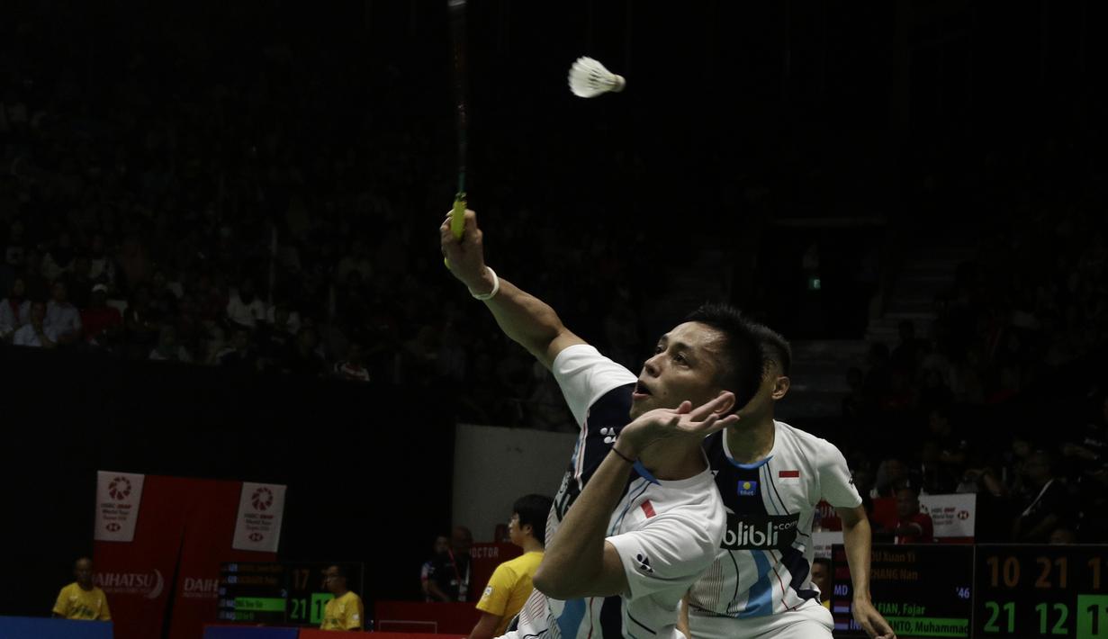 Ganda Putra Indonesia, Fajar Alfian/Muhammad Rian, saat menghadapi ganda China, Xuan Yi Ou/Zhang Nan, pada laga Indonesia Masters 2020 di Istora, Jakarta, Kamis (16/1). Fajar/Rian unggul 21-10, 12-21 dan 21-19. (Bola.com/Yoppy Renato)