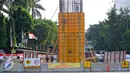 Tidak terlihat aktivitas para pekerja di proyek pembangunan jalan layang khusus bus Transjakarta paket Taman Puring, Jakarta, Rabu (15/7/2015). Proyek pembangunan ini berhenti sementara selama libur Lebaran. (Liputan6.com/Yoppy Renato)