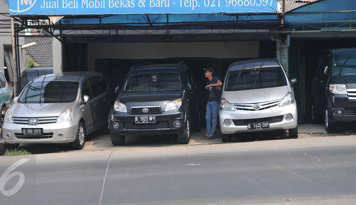 Seorang pria saat tengah berdiri di depan showroom penjualan mobil bekas di kawasan Depok, Rabu (1/7/2015). Menjelang Lebaran, tingkat penjualan mobil bekas hanya meningkat sekitar 10-15%. (Liputan6.com/Herman Zakharia)