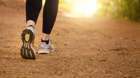 Ilustrasi jalan kaki olahraga untuk orang dengan nyeri lutut (iStock)