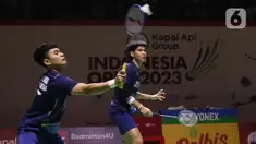 Pebulu tangkis ganda putra Indonesia Leo Rolly Carnando (kiri) dan Daniel Marthin mengembalikan bola ke arah lawannya pasangan Korea Selatan Kang Min Hyuk/Seo Seung Jae dalam babak perempat final turnamen Indonesia Open 2023 di Istora Senayan, Jakarta, Jumat (16/6/2023). (Liputan6.com/Herman Zakharia)