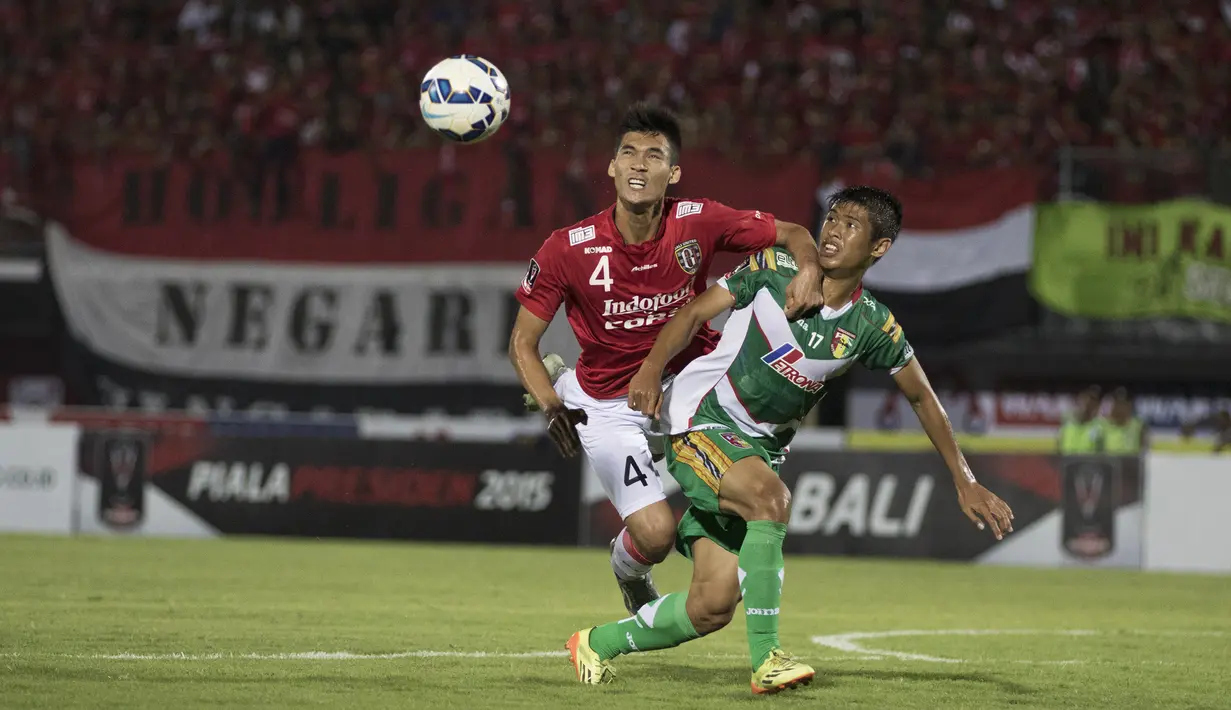 Pemain Bali United, Saiful menahan laju dari pemain Mitra Kukar, Defri Rizki pada laga Piala Presiden di Stadion Dipta, Bali, Kamis (3/9/2015). Pertandingan berkahir imbang 2-2. (Bola.com/Vitalis Yogi Trisna)