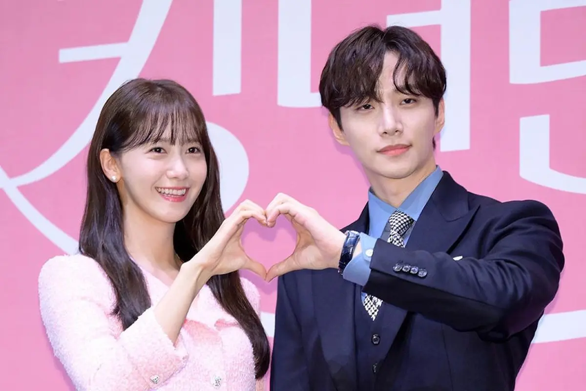 6 Gaya Serasi Junho 2PM dan Yoona SNSD yang Dikabarkan Tengah Berpacaran