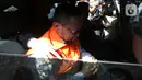 Namun gugatan praperadilan Yaqut Cholil Qoumas ditolak sepenuhnya pada putusan sidang yang dibacakan oleh hakim tunggal Sulistyo Muhamad Dwi Putro dalam sidang yang digelar pada Rabu (11/3/2026). Tampak dalam foto, mantan Staf Khusus Menteri Agama (Menag) periode 2020-2024, Yaqut Cholil Qoumas, Ishfah Abidal Aziz alias Gus Alex masuk ke dalam mobil tahanan usai menjalani pemeriksaan di Gedung Merah Putih Komisi Pemberantasan Korupsi (KPK), Jakarta, Selasa (17/3/2026). (Liputan6.com/Helmi Fithriansyah)