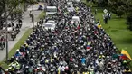 Pengendara sepeda motor melakukan aksi demonstrasi akibat kenaikan harga bahan bakar di Bogota, Kolombia, Rabu (12/10/2022). Aksi protes ini muncul karena adanya kenaikan harga bahan bakar dan asuransi wajib pihak ketiga. (AP Photo/Ivan Valencia)