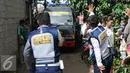 Petugas Dishub ikut membantu disekitar area tempat tinggal terduga teroris di Setu, Tangerang Selatan, Rabu (21/12). Dalam penggerebekan tersebut tim Densus 88 melakukan baku tembak yang akhirnya menewaskan tiga orang. (Liputan6.com/Helmi Affandi)