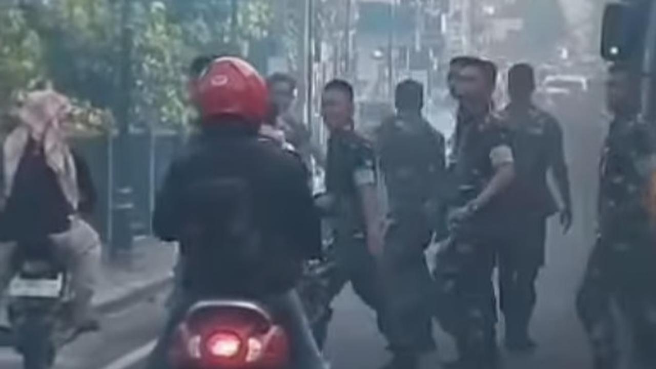 Rombongan Anggota TNI Langsung Loncat dari Truk Lihat Ormas Geber Motor Hingga Ngebul, Ini yang Terjadi