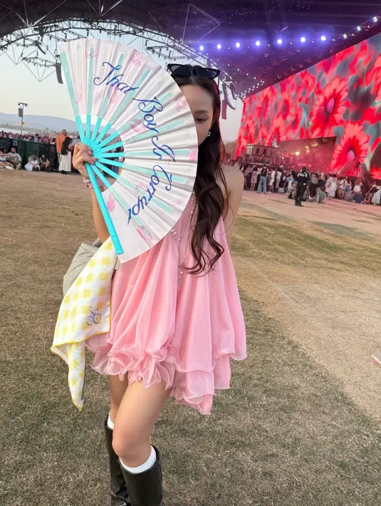 Dita Karang pancarkan aura dreamy yang khas dengan busana bernuansa pink pastel [@hey__deets]