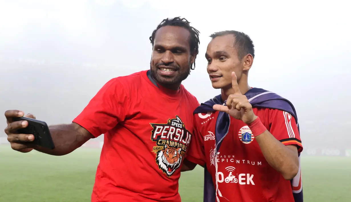 Pemain sayap Persija, Riko Simanjuntak (kanan) berfoto bersama merayakan gelar juara Go-Jek Liga 1 Indonesia 2018 bersama Bukalapak usai menumbangkan Mitra Kukar di Stadion GBK, Jakarta, Minggu (9/12). (Liputan6.com/Helmi Fithriansyah)