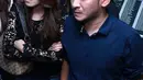 Ayu Ting Ting dan Ruben Onsu yang tiba sebelum solat Jumat hadir ditemani kuasa hukum, Minola Sebayang. (Wimbarsana Kewas/Bintang.com)