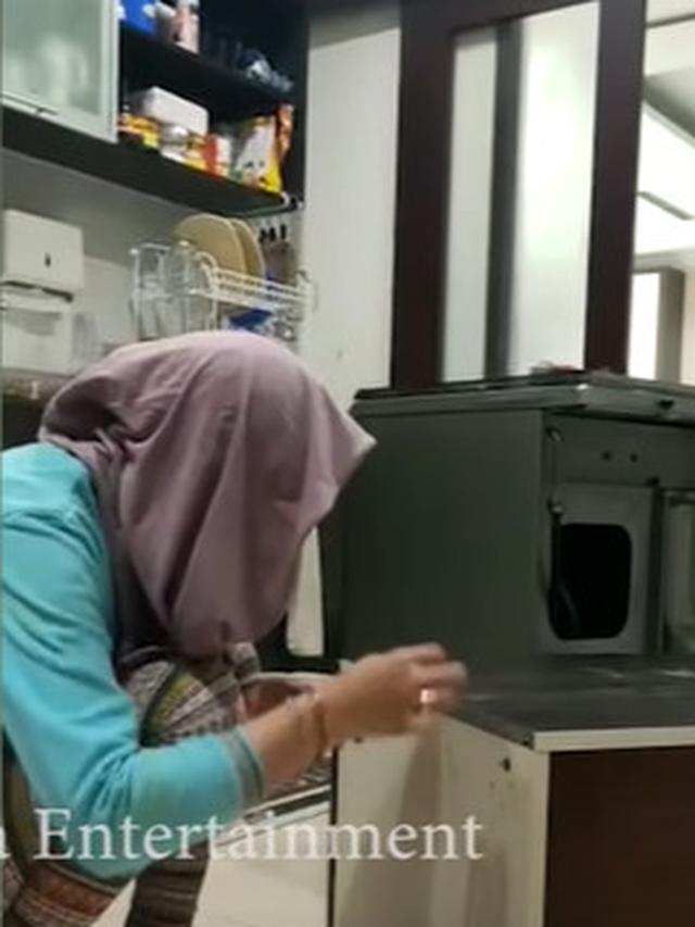 Kegiatan keseharian Angelina Sondakh usai hirup udara bebas