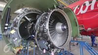 Teknisi tengah melakukan perbaikan pesawat di Hanggar 4 GMF, Tangerang, Jumat (6/11/2015). Hanggar milik Garuda Indonesia ini tersebut kekurangan teknisi pada tahun ini. (Liputan6.com/Angga Yuniar)