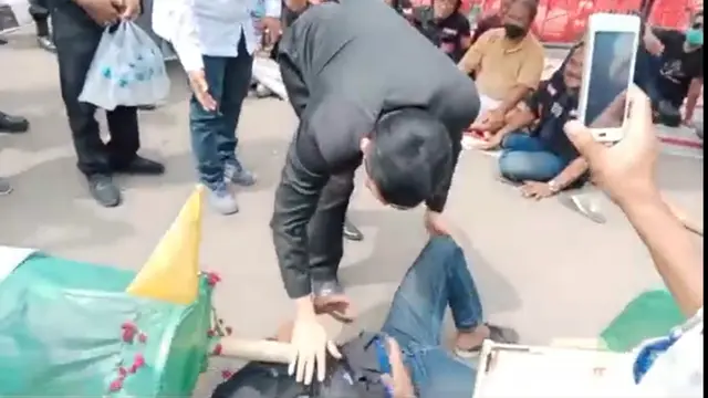 Aksi mogok makan yang dilakukan oleh pendemo di depan gedung DPRD Kabupaten Indramayu mendapatkan respon dari Lucky Hakim.