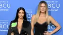 Kim Kardashian dan Khloe Kardashian saat menghadiri acara NBCUniversal Network 2017 Upfront di Radio City Music Hall, New York, 15 Mei 2017. (AFP Photo/ Dia Dipasupil)