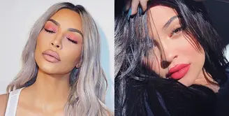 Kim Kardashian dan Kylie Jenner sama-sama miliki brand makeup. Siapa yang lebih cantik saat promosikan produk mereka? (HollyoodLife)