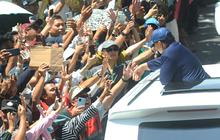 Gagahnya Presiden Prabowo Subianto dari Sunroof Mobil Sapa Warga, Lambaikan Tangan hingga Bersalaman