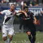 Pemain Los Angeles FC, Carlos Vela (kanan) berebut bola dengan pemain Los Angeles Galaxy, Perry Kitchen pada laga Major League Socccer di StubHub Center,  California, (31/3/2018). LA Galaxy menang 4-3. (AP/Jae C. Hong)