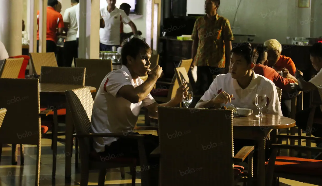 Rezaldi Hehanusa (kiri) dan Sutanto Tan tengah serius menikmati makan malam di Bandung, Jumat (15/7/2016). (Bola.com/Nicklas Hanoatubun)
