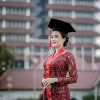 Kebaya moderen dengan detail v neck dan full payet pada seluruh badan ala Sarah Gibson ini sangat cantik apabila menjadi kebaya saat wisuda, lho.