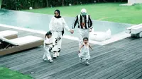 Potret Keluarga Atta Halilintar dan Aurel Hermansyah Kompak Pakai Baju Senada