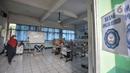 Suasana saat simulasi sekolah dengan model Kelas Hybrid di SMPN 255, Jakarta, Selasa (30/3/2021). Kelas Hybrid merupakan model sekolah tatap muka secara rotasi dengan jumlah kehadiran siswa 50 persen dengan kombinasi pembelajaran antara teknik pengajaran dan teknologi. (merdeka.com/Iqbal S Nugroho)