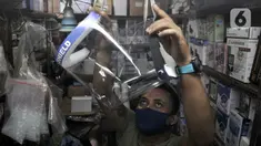 Pedagang merapikan alat pelindung wajah atau face shield di salah satu kios Pasar Pramuka, Jakarta, Rabu (3/6/2020). Jelang pemberlakuan new normal, penjualan face shield meningkat dalam beberapa hari terakhir. (merdeka.com/Iqbal S. Nugroho)