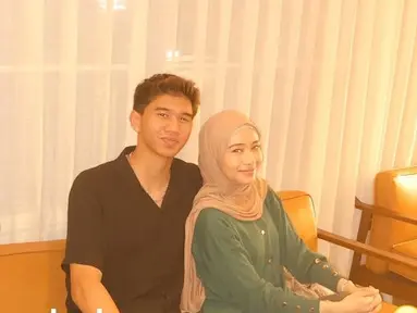 Warganet mulai memperhatikan gaya pacaran Ayman usai ia mengikuti tren "Kalau saja aku bukanlah pengangguran..." di TikTok. Dalam videonya, Ayman menampilkan foto cantik Nadine sambil menambahkan tulisan "Sudah ku pacari kau." Unggahan itu langsung disambut beragam komentar. (Liputan6.com/Tiktok/@aymansbarubangun)