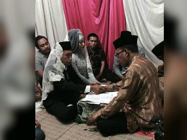 Momen Sakral Sejoli Indramayu Di Bawah Gerhana Matahari Regional Liputan6 Com