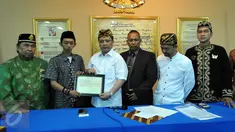 Sejumlah raja dan bangsawan saat membacakan pernyataan sikap di Gedung Joeang, Jakarta (11/2/2015). Para raja dan bangsawan tersebut meminta kepada pemerintah agar dilibatkan dalam berbagai permasalahan bangsa dan negara. (Liputan6.com/Helmi Afandi)