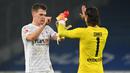 Matthias Ginter (kiri). Bek tengah Jerman berusia 28 tahun ini telah 5 musim memperkuat Borussia Monchengladbach sejak awal musim 2017/2018. Musim 2021/2022 merupakan musim terakhirnya karena musim depan ia telah menyepakati kontrak untuk bergabung bersama klub Liga Jerman lainnya, SC Freiburg dengan status bebas transfer. Bersama Gladbach hingga kini ia telah tampil dalam 179 laga di semua ajang dengan torehan 11 gol dan 5 assist. (AFP/Ina Fassbender)