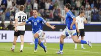 Pemain Timnas Italia, Giacomo Raspadori, merayakan setelah mencetak gol ketiga timnya dalam pertandingan Kualifikasi Piala Dunia 2026 melawan Timnas Estonia di Bergamo, Italia, Jumat, 5 September 2025. (Fabio Ferrari/LaPresse via AP)